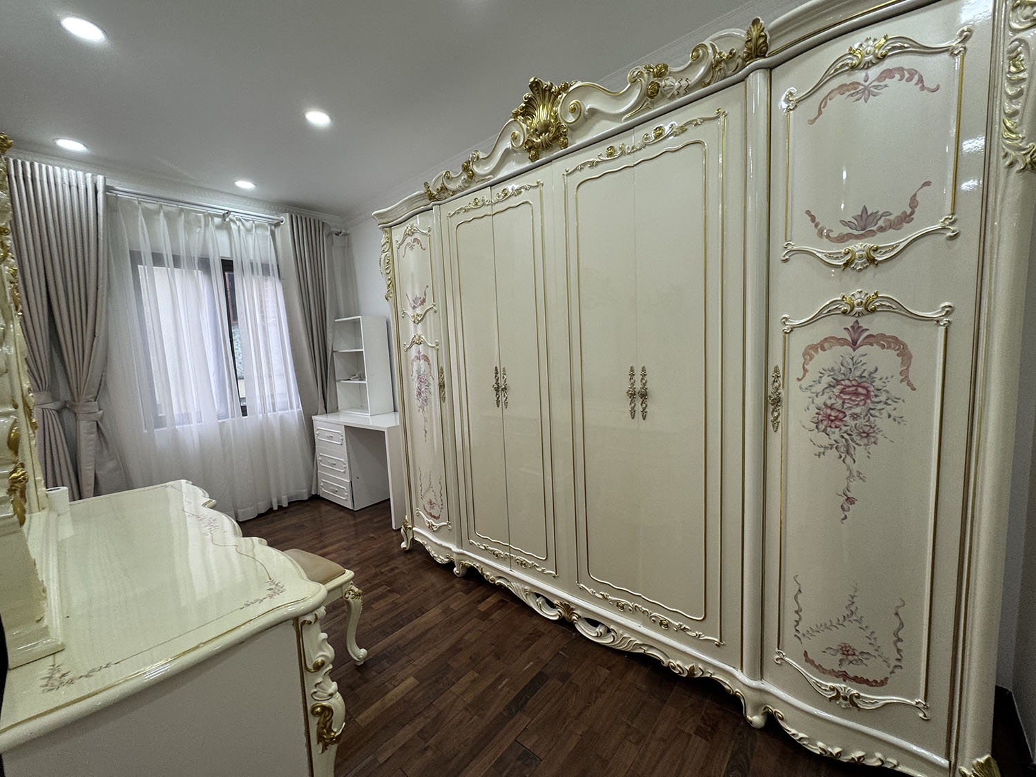 Biệt thự thiết kế tân cổ điển, full nội thất cao cấp xe hơi đổ trong nhà khu VIP Phạm Văn Hai